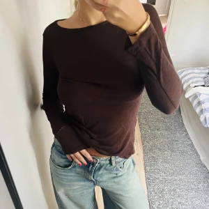 Brun tröja - Såå najs brun tröja- från tezenis men väldigt lik intimissimi tröjorna! Sitter så bra! Storlek S- använd en gång🤎🤎🤎🤎🤎