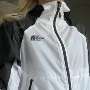 Vindjacka från the north face, används aldrig och är som ny! 🤍