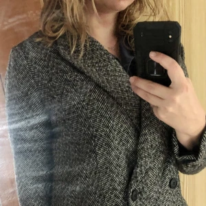 Höstkavaj  - Kavaj av ullblandnibg som du Funkar som jacka på hösten. Lite lös och fin passform. Går att ha en tjocktröja under. Tecken på användning.