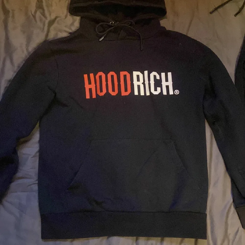 Hoodrich tröja + byxor.   Alla storlekar finns . Hoodies.