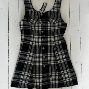 Klänning Schoolgirl Rutig Strl 38/40 - Superfin vintageklänning i ullmix från Humana, stlr 38/40.  Når mig på 163cm till strax ocsn knät. 