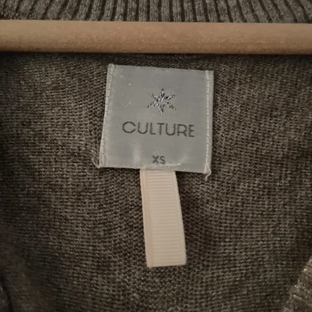 Brun glitting tröja från culture i bra skick sparsamt använd, säljs eftersom den inte är min stil 💗 . Stickat.