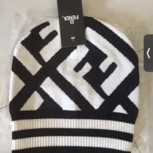 Fendi mössa - Jätte fin fendi mössa