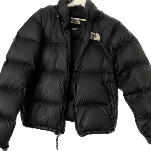 THE NORT FACE JACKA - säljer min trendiga vinterjacka då jag har införskaffat mig en ny. passar xs-m egentligen men det står S på jackan. se defekter på bild 2 (därav priset) 