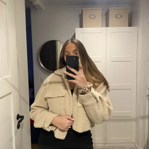 Teddy jacka - Säljer denna beiga teddyjacka från H&M 🤎 Helt ny med lappar kvar!