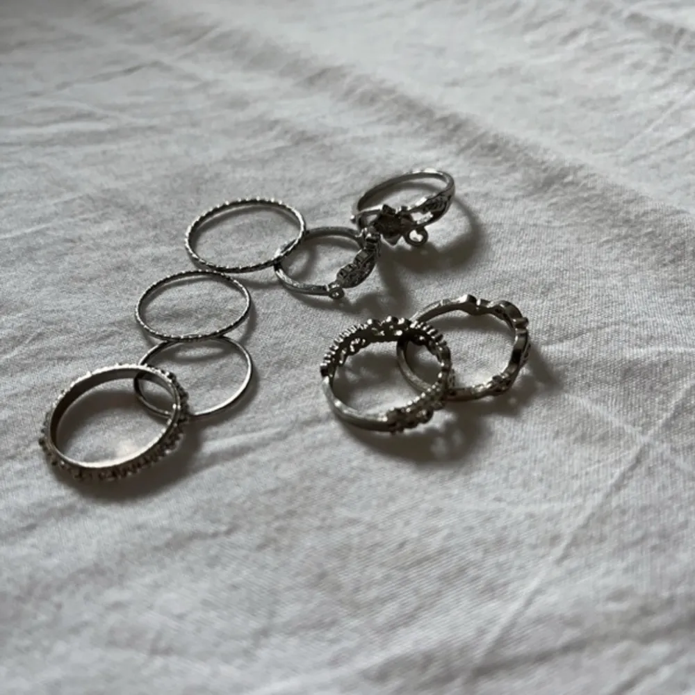 8 olika ringar i silver. Onte älta silver. . Accessoarer.