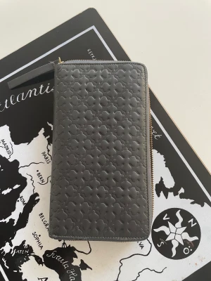 Malene Birger plånbok - Cirka 21x11. Något litet litet skav enligt bild. Syns knappt. 