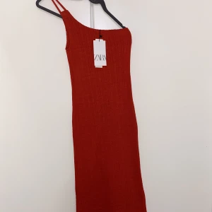 Klänning  - Klänning från zara ny