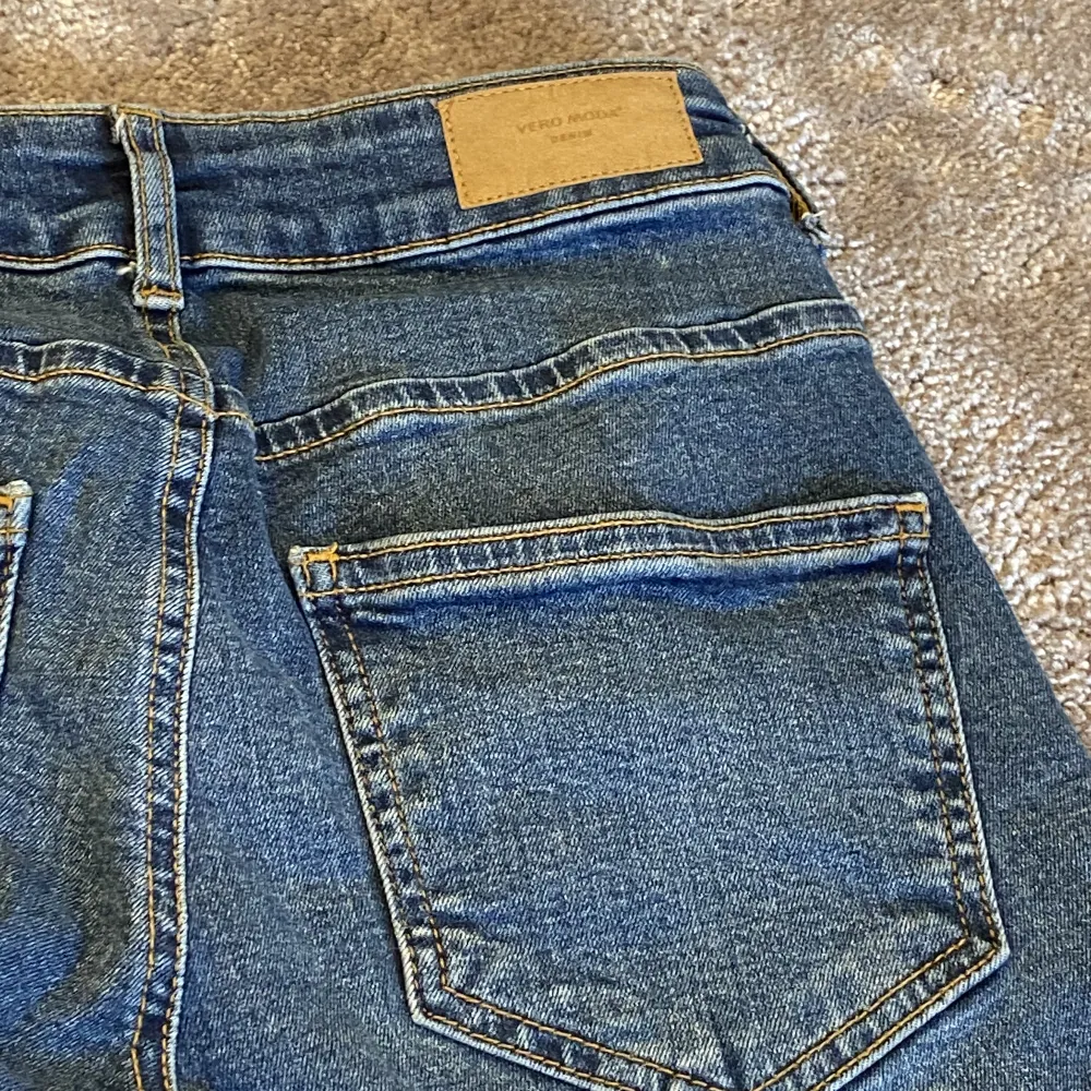 Säljer doma super fina jeansen! från Vero Moda💅✨. Jeans & Byxor.