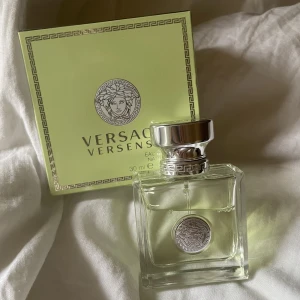 Versace versence 30ml - Denna parfym kommer tyvvär inte till användning men har en super god doft som är väldigt fräsch, hintar av lime i ! Nypris finns på tredje bilden av annonsen 