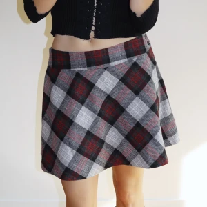 Plaid skirt - Very good condition, no stains or holes. Poliester and wool material. Size L. 