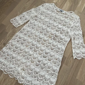 Strandklänning Crocker - Klänning från Crocker Apparel i storlek XS, skulle säga att den är stor i storleken. Passar fint som strandklänning. Köpare står för frakt.