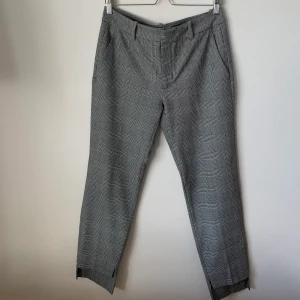 Zara kostymbyxor, strl 38 - Randrutiga kostymbyxor i svartvit från Zara, strl 38.