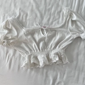 croppad spetsblus - min älsklingsblus <3 en supersöt spetsblus med broderidetalj, croppad 