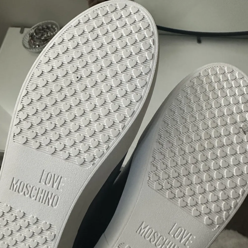 Säljer helt oanvänd skor från love moschino pga att dom inte kommit till användning . Skor.