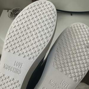 Säljer helt oanvänd skor från love moschino pga att dom inte kommit till användning 
