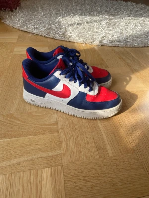 Nike Air Force  - Säljer dessa unika jättecoola Nike Air Force! Det är egen designade från Nikes egna hemsida och orginalförpackning finns med. 