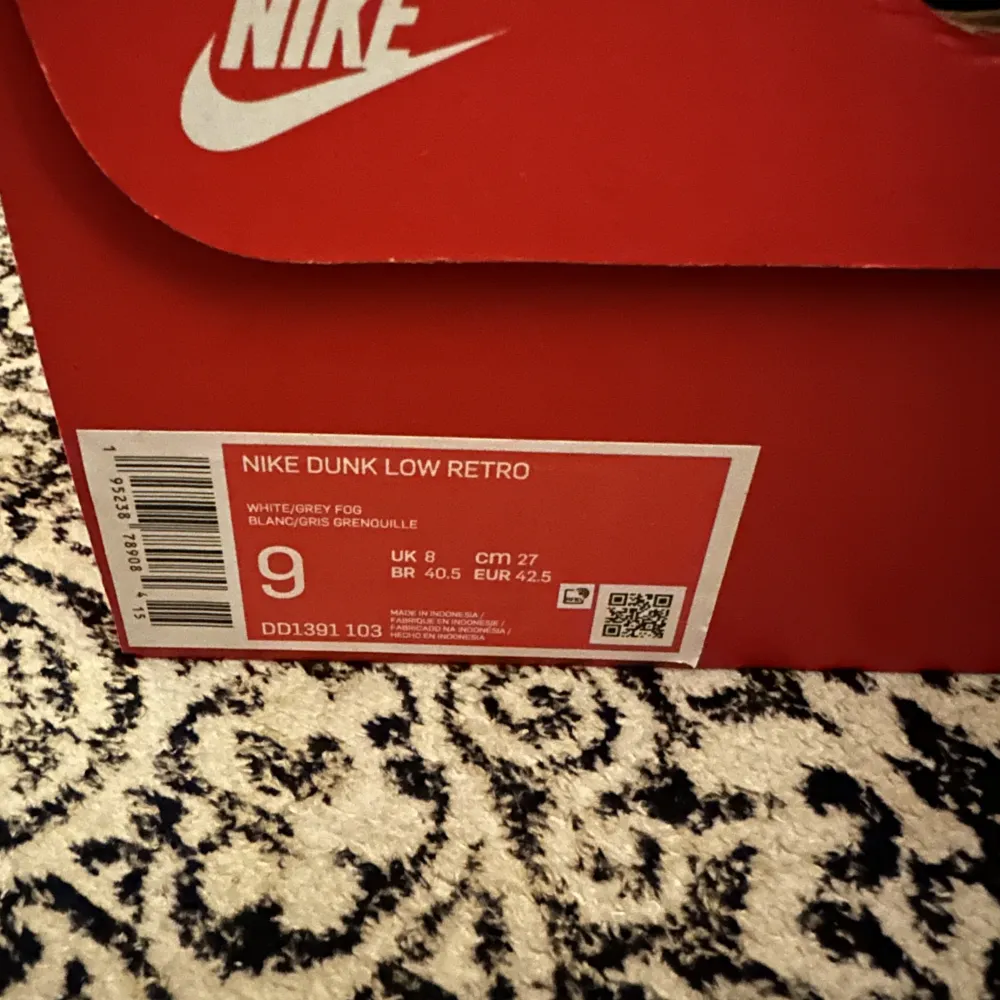 Nike dunk low grey fog i storlek 42,5. Helt nya. Kvitto och box finns. . Skor.