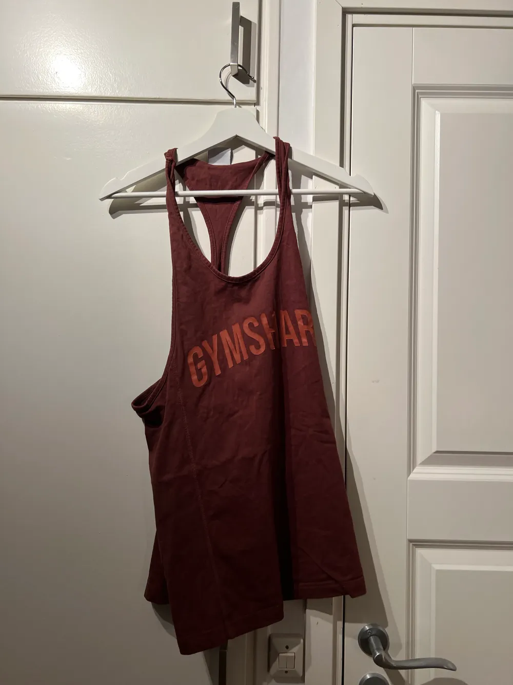 1. Nike Träningbyxor slimfit (M, 32,32) 2. Gymshark Lilac Tshirt (M) 3. Gymshark Mörkrött Tanktop (S)  Snygga kläder för gymmet. Fint skick.. Övrigt.