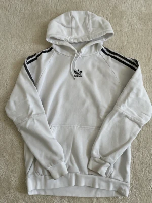 Adidas hoodie  - Säljer detta adidas hoddie för 200kr, ny pris är 800kr 
