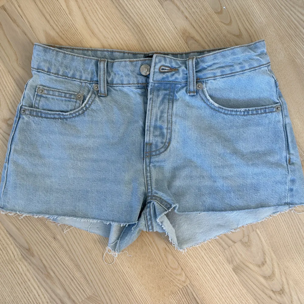 Säljer dessa lågmidjade shorts då det tyvärr är för stora för mig. De är aldrig använda. Storlek xs funkar även på. S Pris: 220+frakt . Jeans & Byxor.