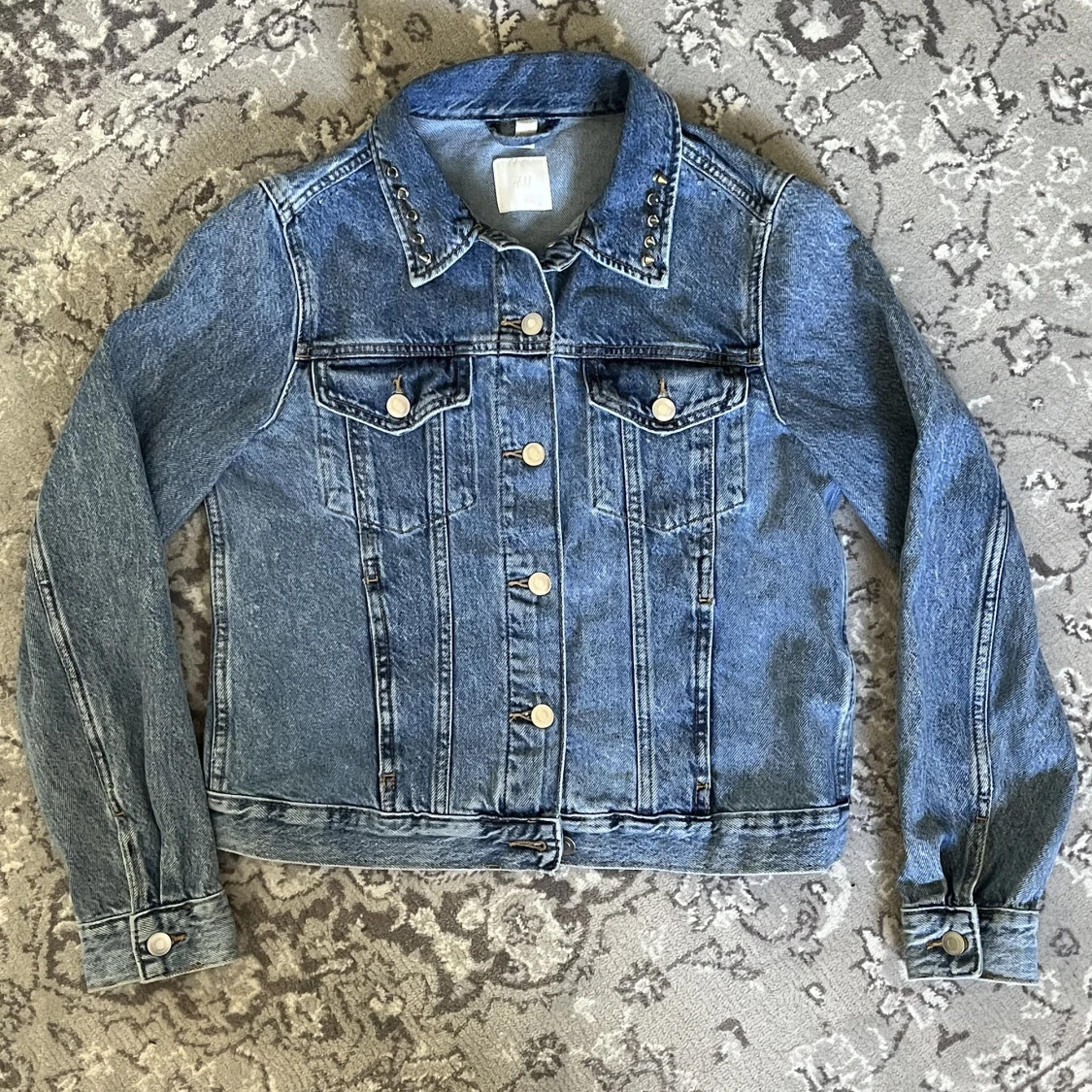 Jeansjacka med nitar 