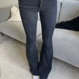 Såå snygga bootcut jeans, sitter helt perfekt på mig som är 170 i längden!