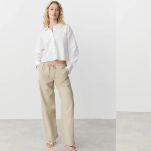 Beiga Linnebyxor - Säljer ett par beiga linnebyxor från Gina Tricot i stl S då de inte kommer till användning. Inga slitningar osv, skriv gärna om ni har frågor eller vill ha mer bilder 😁