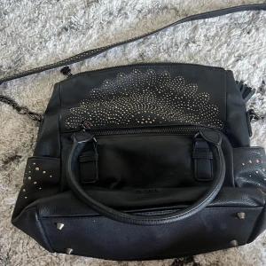 Väska med gulddetaljer - Väska från Desigual som inte finns längre. Använd fåtal ggr, nyskick! 🫶🏻 djup väska, får plats med mycket 😃