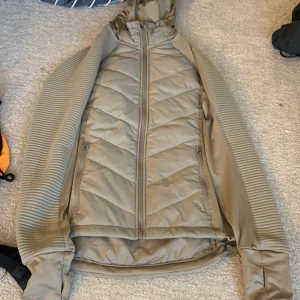 Jacka  - Jättefin beige jacka med formgivande mönster och tyg. Helt ny.