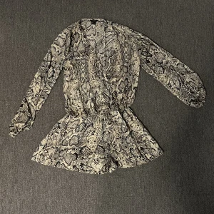 Jumpsuit - En knappt använd jumpsuit Snyggt orm mönster
