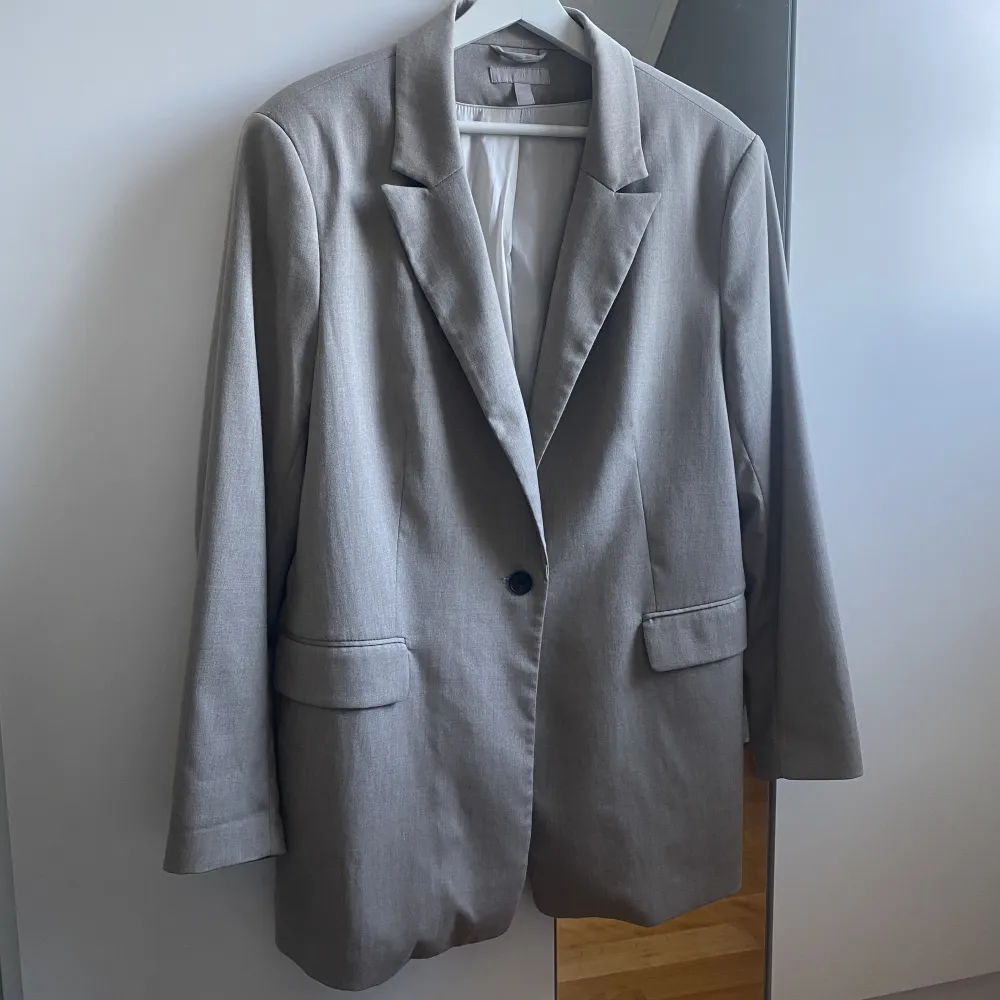 Ljusgrå oversize blazer, knappt använd! Från H&M🤎. Kostymer.