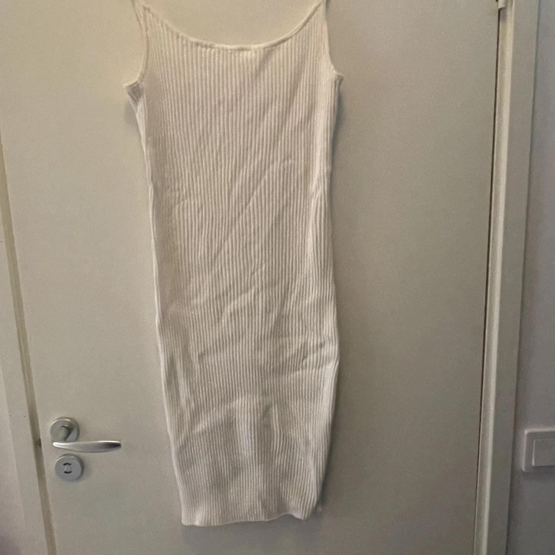 Ribbad vit klänning