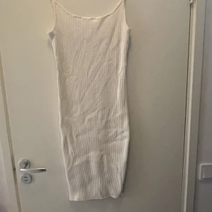 Ribbad vit klänning  - Använd vid ett tillfälle 
