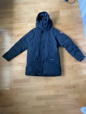Canada Goose  - Canada Goose jacka säljes i storlek M. Lite smått sliten i slutet av ärmen men utöver det i mycket bra skick!