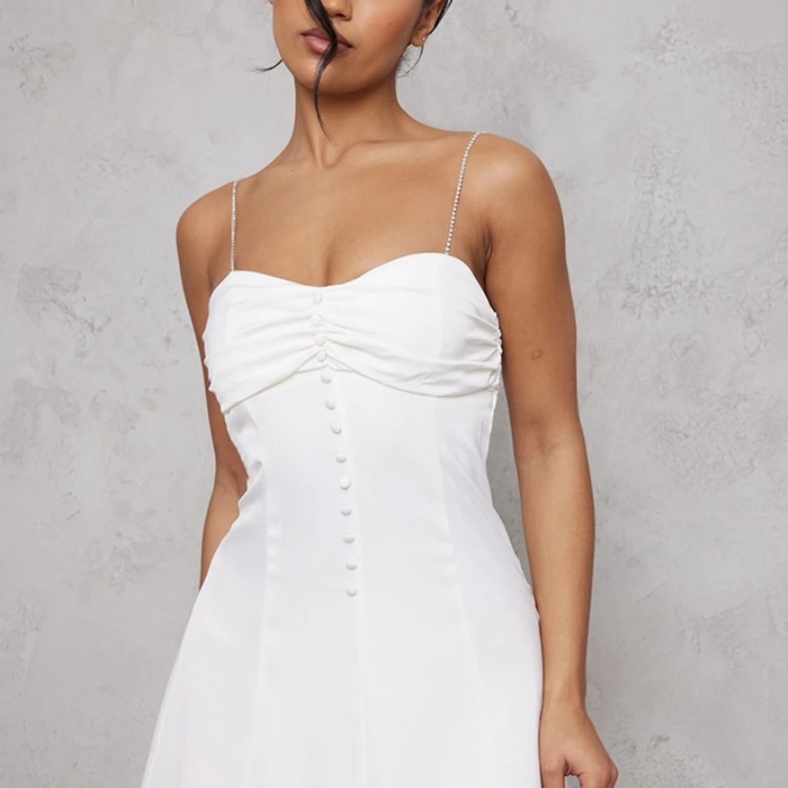 Vit satinklänning med diamant axelband - 90