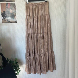 Långkjol - Glansig långkjol ifrån zara! 