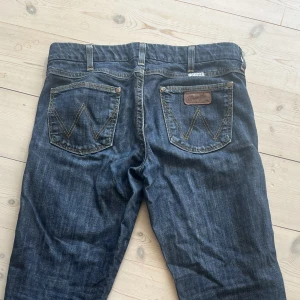Lågmidjade wrangler jeans - Wrangler jeans med låg midja i väldigt bra skick utan några defekter! W29 och L34 i modellen Sofia⭐️⭐️