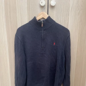 Ralph Lauren 1/4 zip Blå - Ralph Lauren 1/4 zip, storlek XL. urtvättad, välanvänd men inga hål. Missfärgning på högra armen. Mjuk och skön!