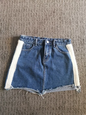 Stickad kjol  - Skit snygga jeanskjol som aldrig kom till användning. Den är märkelös (som jag köpte från Kina), men är hjort av material och bra kvalitet. Mått för kjol är 36cm i midjan och 39cm i längden.