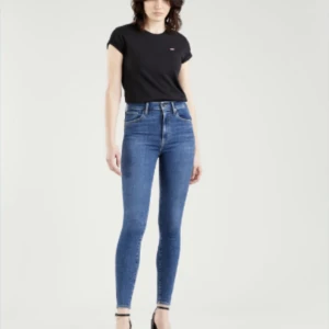 Levi’s jeans  - Levi’s mile high super skinny jeans i storlek 23. Nypris 1099💕