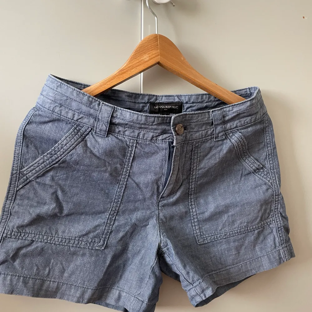 Ett par jeans färgade shorts ifrån banana republic, köpta i USA. Storlek 2 vilket motsvarar ca 36.. Shorts.