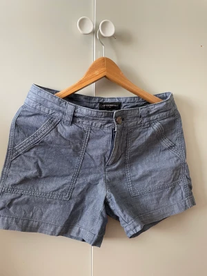Jeans färgade shorts  - Ett par jeans färgade shorts ifrån banana republic, köpta i USA. Storlek 2 vilket motsvarar ca 36.