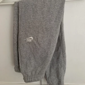 Gråa Nike mjukisbyxor - Grå Nike sport mjukisbyxa 