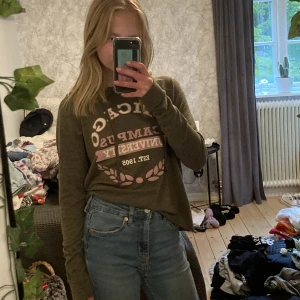 Hoodie - Grön hoodie med rosa tryck 