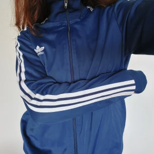 Adidas tröja - Säljer denna fina adidas tröja. Den är i mycket fint skick. Ganska lång, jag brukar vika upp den så den sitter som jag vill. Annars super fin