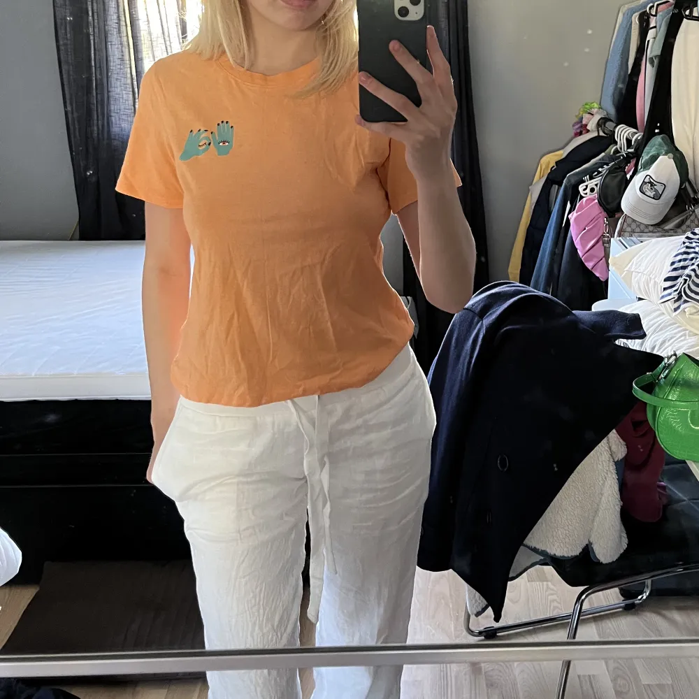 Orange tshirt med litet tryck . T-shirts.