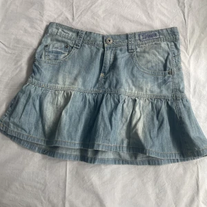 Jeanskjol - As snygg jeanskjol som passar perfekt nu i sommar! (Andra bilden är lånad) 💓