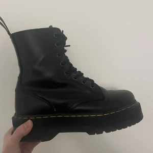 Dr Martens boots - Svarta dr Martens Jadon platform boots. Finns vissa defekter på sidorna. 