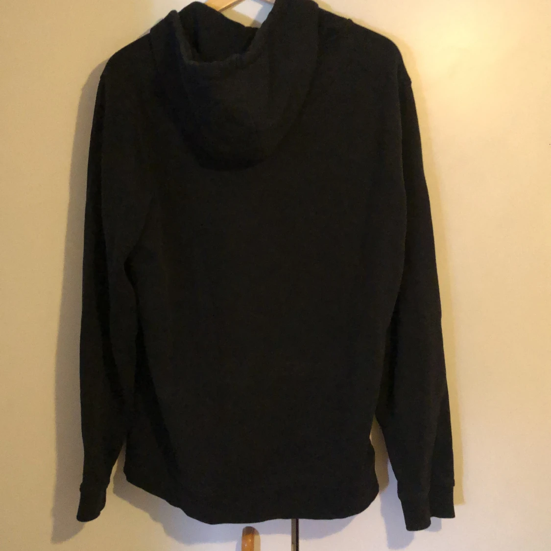 Svart hoodie av lyle & scott  - 90